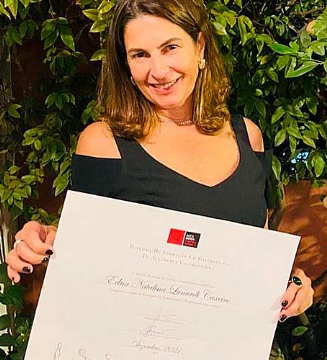 Aluna formanda com diploma