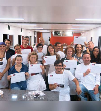 Turma de formandos com certificados