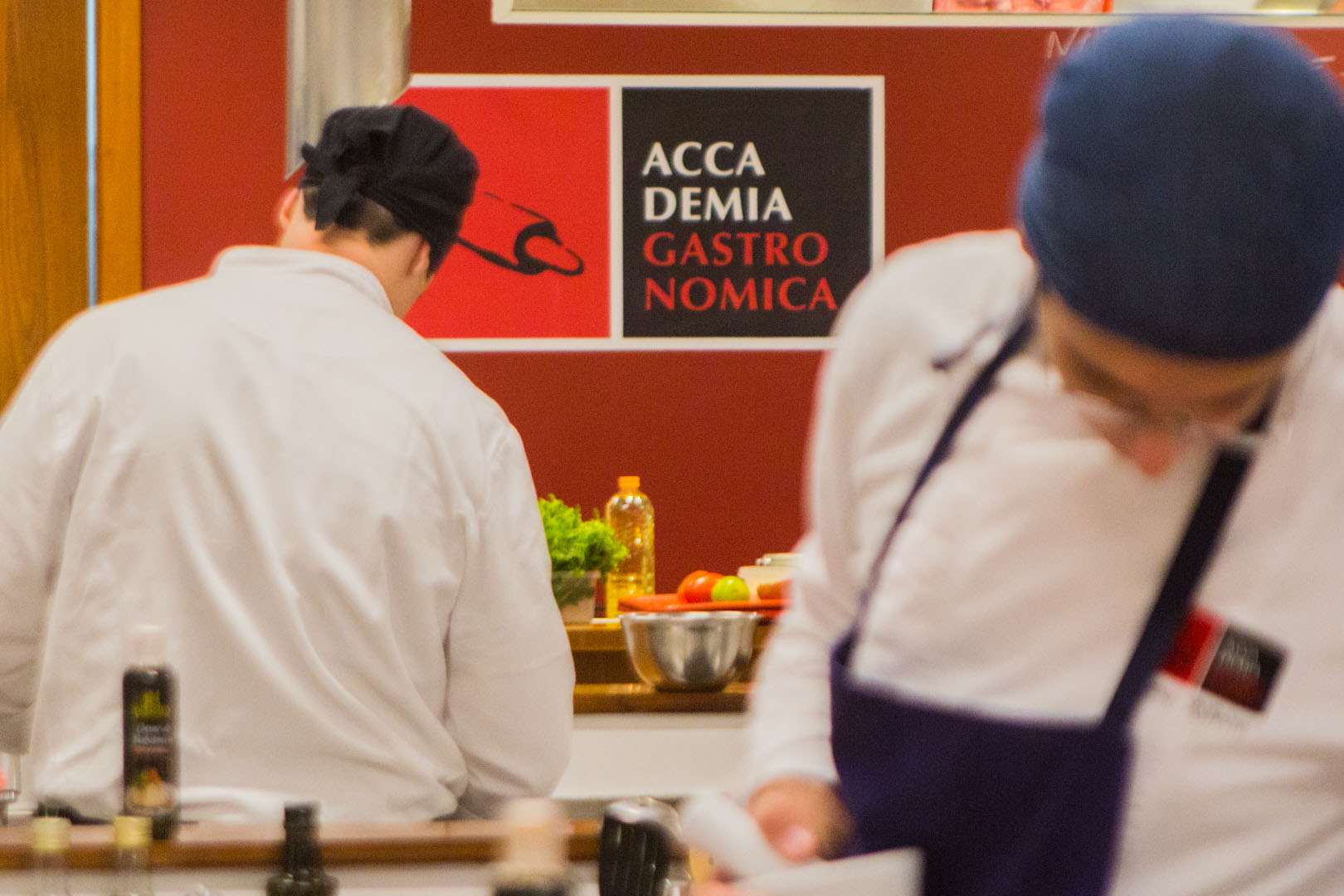 Alunos cozinhando em close-up