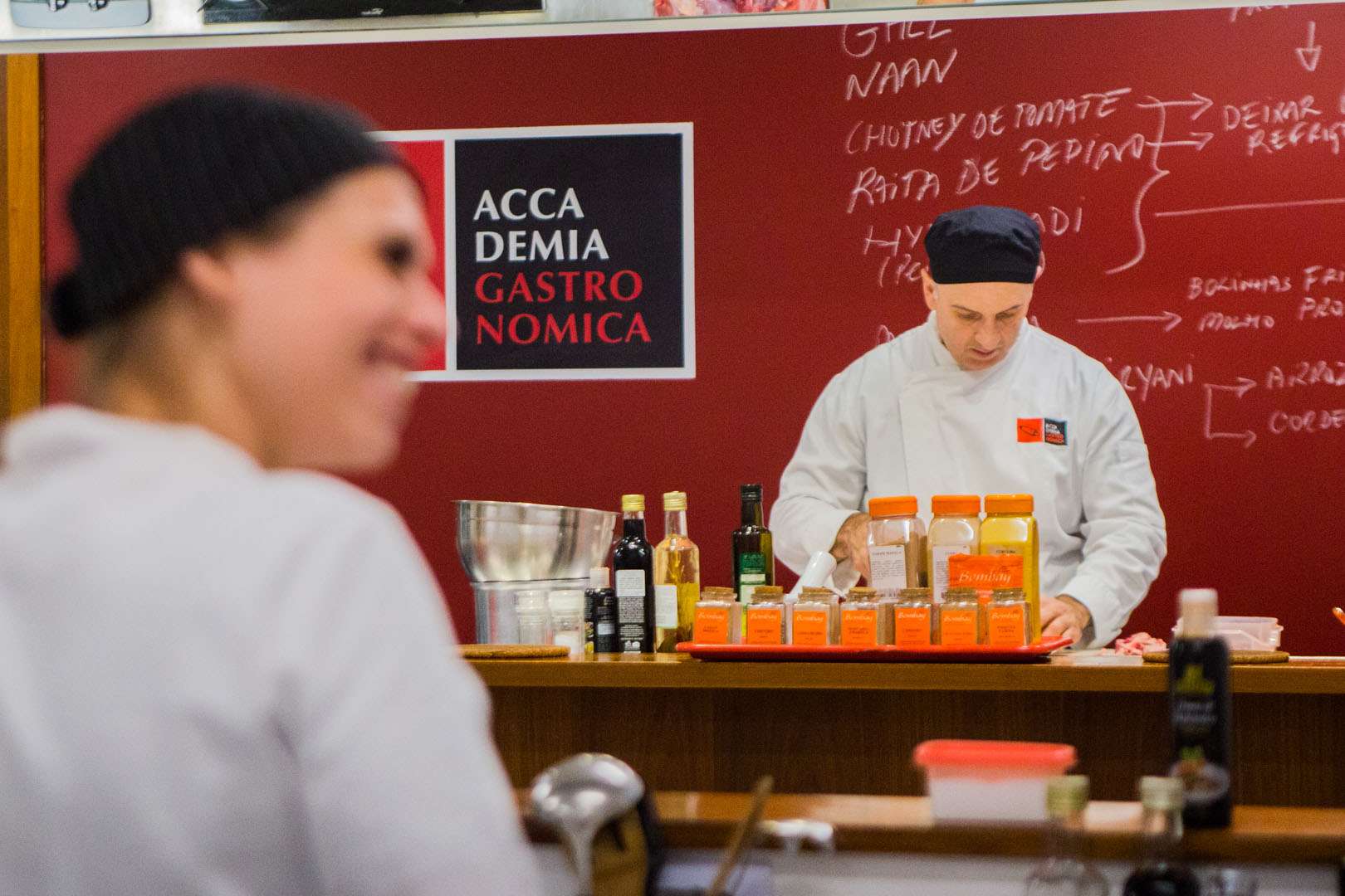 Chef demonstrando técnica