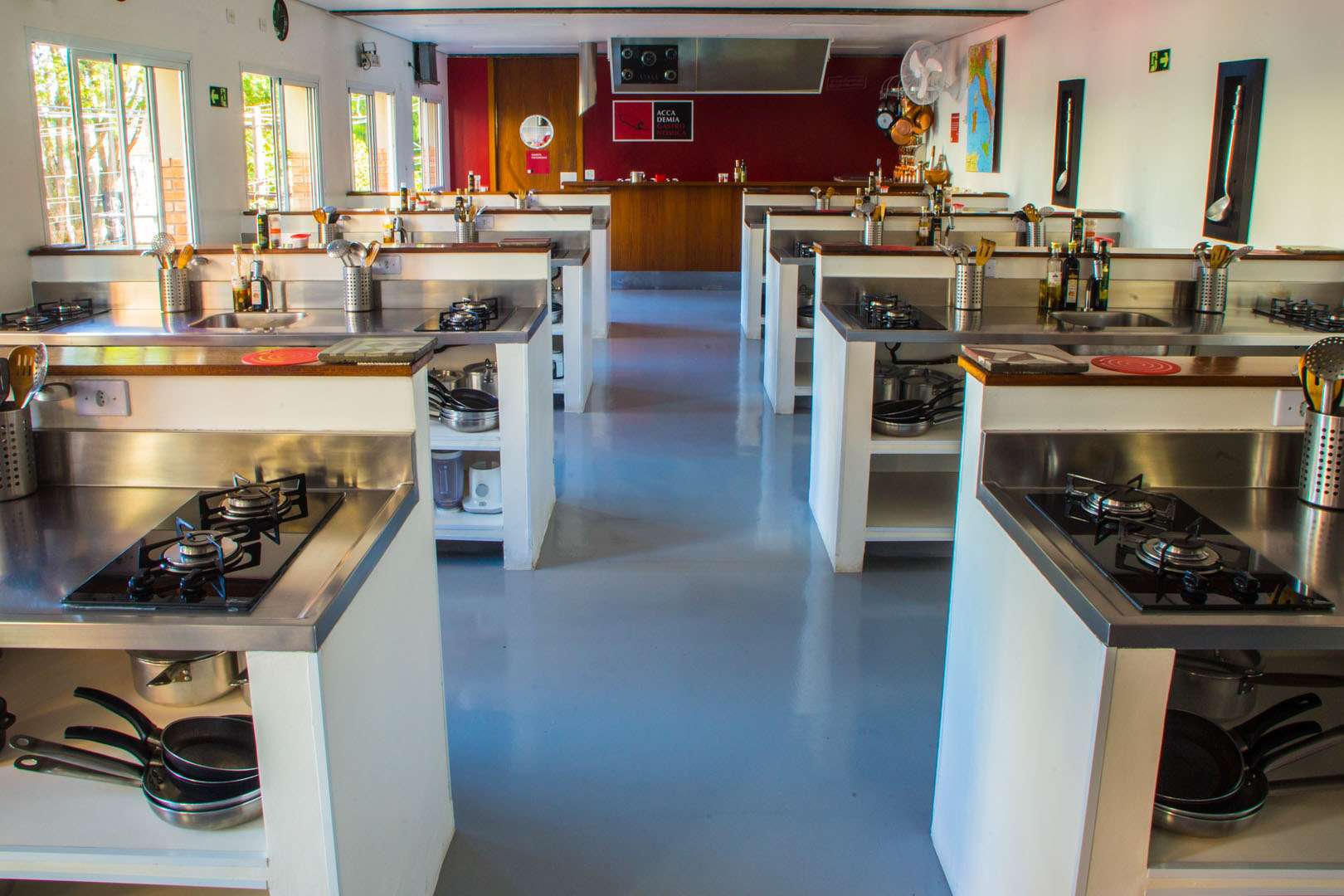 Interior de uma sala de aula de culinária