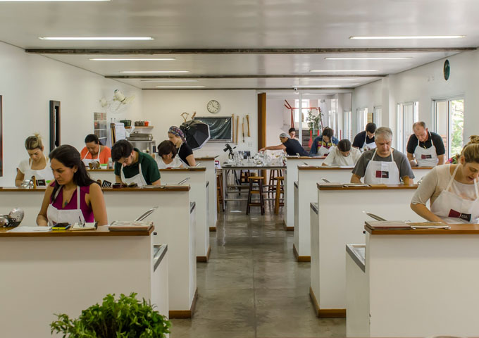 Alunos em uma aula prática na Accademia Gastronomica